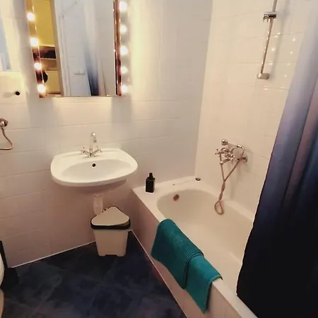 Apartment For Long-term, Budget! Szondi Budapest